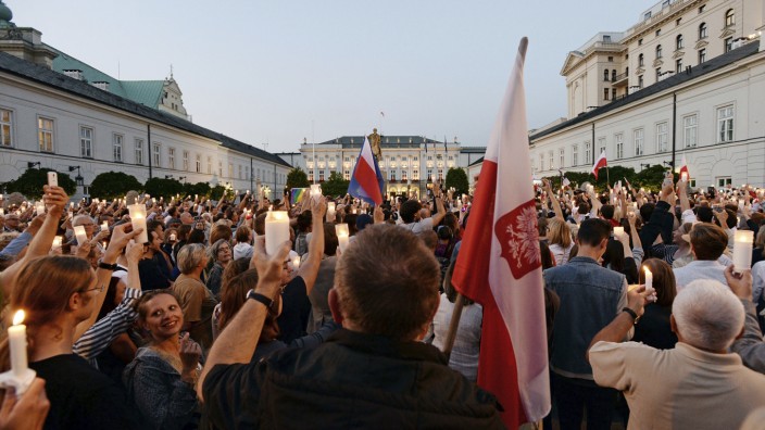 Polens Gerichtspräsidentin zur Justizreform: In Wehmut protestieren Bürger vor dem Warschauer Parlament.