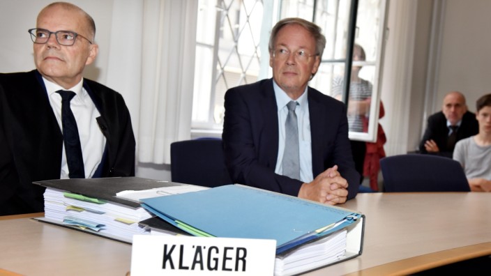 Prozess: Der Architekt Stephan Braunfels (rechts) mit seinem Rechtsanwalt Andreas Hinterhäuser vor dem Oberlandesgericht.
