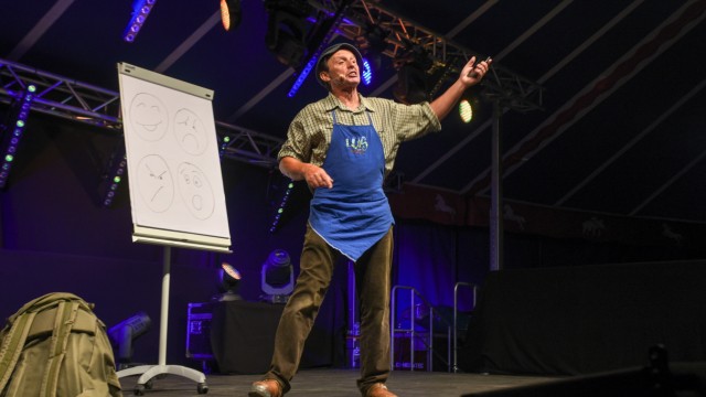 Tölzer Festival: im Zelt bringt Manfred Zösch alias Luis das Publikum mit viel Sprachwitz zum Lachen.