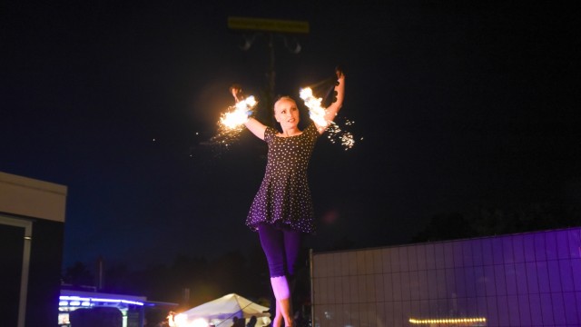 Tölzer Festival: Draußen zeigt der Feuerzirkus La Luz Akrobatik mit Flammen.