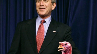 USA: Vor dem Machtwechsel: US-Präsident Bush mit dem Truthahn "Marshmallow", den 2005 das Glück einer präsidentiellen Begnadigung ereilte.