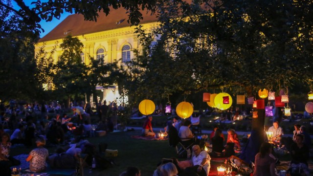 Höhepunkt im Veranstaltungskalender: Etwa 1500 Besucher haben es sich unter den Bäumen im Hofgarten gemütlich gemacht.