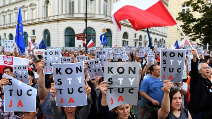 Leserdiskussion: Zehntausende Polen protestierten gegen die Justizreform - sie plädierten an Präsident Duda sein Veto einzulegen. Offenbar mit Erfolg.