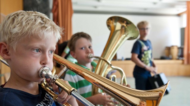 Steinhöring: Vitus und Sebastian (v.l.) spielen ihre Instrumente erst seit diesem Schuljahr.