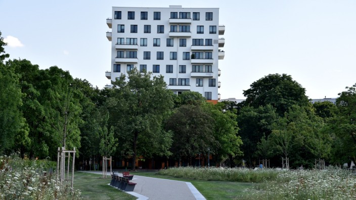 Architekturspaziergang: Mehr als 2000 Wohnungen wurden am Ackermannbogen gebaut, Hunderte Arbeitsplätze sind entstanden, alles wurde am Reißbrett entworfen.