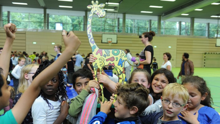 Schulprojekt: Gewonnen hat die Klasse 3g das Schulmaskottchen, die Giraffe Führix, bei dem Wettbewerb unter dem Motto "Zu Fuß zur Schule".