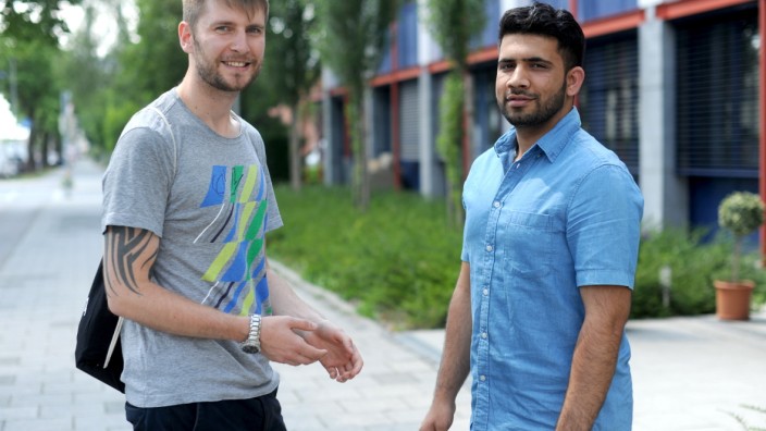 Patenprogramm: "Save me - München sagt ja": Peter Groba (links) ist Doktorand und kümmert sich seit zwei Monaten um Sabaun Mohammadi.