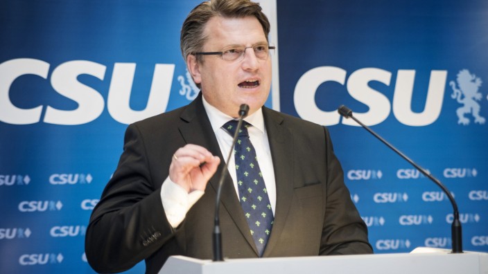 Herrsching: Eine Situation wie 2015, als tausende Flüchtlinge über die Grenzen nach Bayern kamen, werde sich nicht wiederholen, verspricht Bayerns Justizminister Winfried Bausback bei seinem Auftritt in Herrsching.
