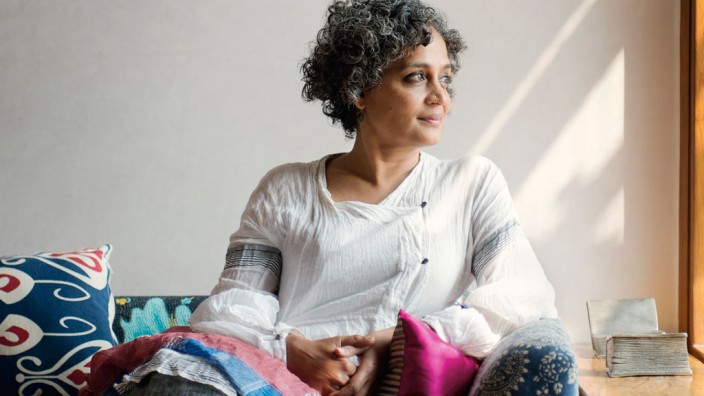 Schriftstellerin Arundhati Roy im Gespräch: Arundhati Roy leistet sich wenig Luxus, diesen aber schon: Sie hat zwei Wohnungen in Delhi, eine große in einem Hindu-Viertel und eine kleine im muslimischen Viertel der Stadt.