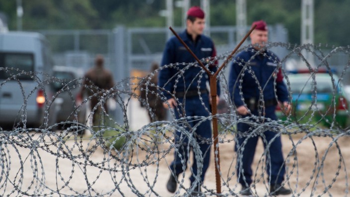 Migration: Ungarische Polizisten kontrollieren im September 2016 die Grenze zu Serbien.
