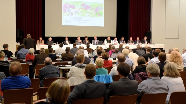 Drei neue Stopps: Dutzende Bürger kamen zur S-7-Sondersitzung des Kreistags und der Stadträte von Wolfratshausen und Geretsried in die Loisachhalle.