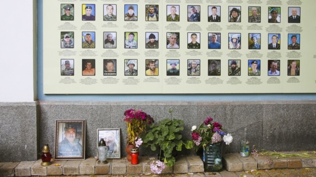 Vier Jahre nach Maidan-Protesten: An der Außenmauer des Michaelsklosters erinnern Tausende Bilder an die Gefallenen in der Ostukraine.