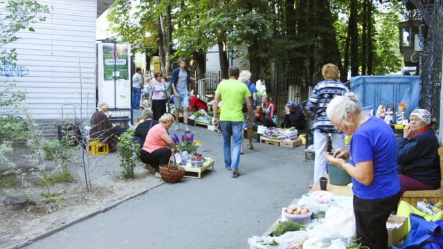 Vier Jahre nach Maidan-Protesten: Ältere Frauen verkaufen am Eingang zur Metro Obst und Gemüse aus dem Garten.