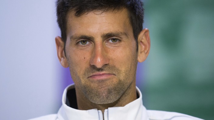 Tennis: Läuft nicht: Novak Djokovic nach seiner Niederlage in Wimbledon. Nun macht er Pause.