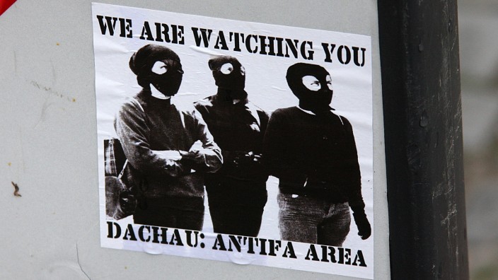 Streitkultur im Netz: Ob sich die Antifa-Aktivisten der Ironie bewußt sind? Plakat mit Abwandlung des "Big Brother Is Watching You"-Zitats aus Orwells "1984" in Dachau.