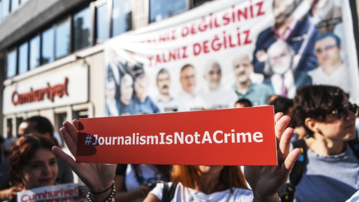 Braindrain in der Türkei: Protest für die Pressefreiheit - vor dem Sitz der oppositionellen Zeitung Cumhuriyet.