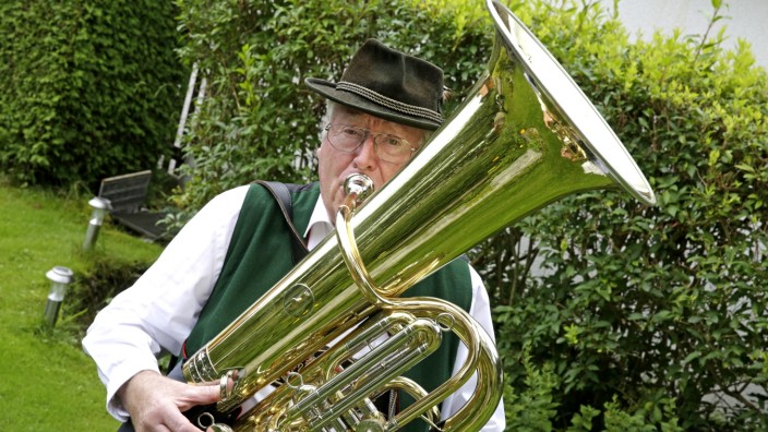 Jubiläum: Marschieren und gleichzeitig Tubaspielen ist Karl Hartl mit seinen 76 Jahren zu anstrengend - beim Fest der Stadtkapelle ist er natürlich trotzdem dabei.