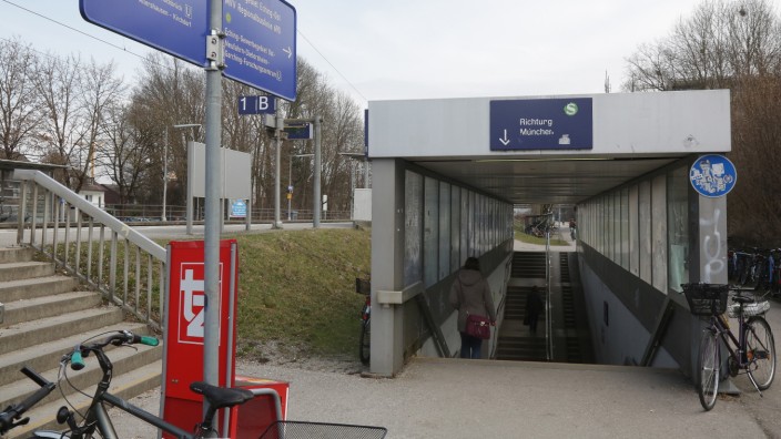 Echinger Bahnhof: Die Bahnsteige in Eching sollen endlich leichter zugänglich werden, dafür setzt sich die Gemeinde seit vielen Jahren ein. Nun hofft sie, dass etwas vorangeht.