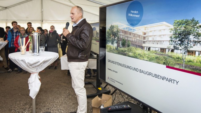 Grundsteinlegung: Architekt Achim Hoffmann ist wie alle anderen froh, dass mit dem Bau des neuen Benedictus-Krankenhauses endlich begonnen werden kann.