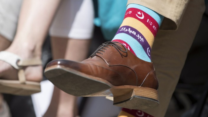 Stilkritik: Fastenbrechen plus Gay-Parade? Kanadas Premier Justin Trudeau bekommt alles auf eine Socke.