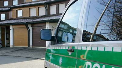 Mordanschlag in Passau: Polizeichef Alois Mannichl wurde vor seinem Haus niedergestochen. Inzwischen hat die Polizei zwei Tatverdächtige aus der rechten Szene festgenommen.
