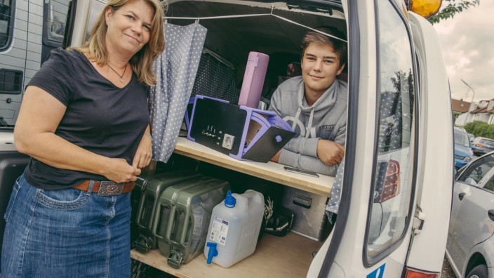 München, Neubiberg, Mutter-Ralley nach Tadschikistan, Sohn hat als Projektarbeit eine Plugg-In-Box gebaut