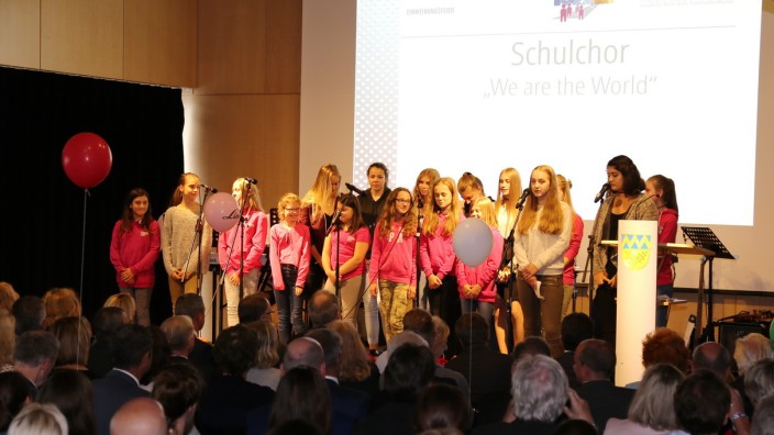 Unterschleißheim: Mit Musik geht alles besser: Schulchor und Schulband umrahmten die Einweihungsfeier in der neuen Therese-Giehse-Realschule in Unterschleißheim.