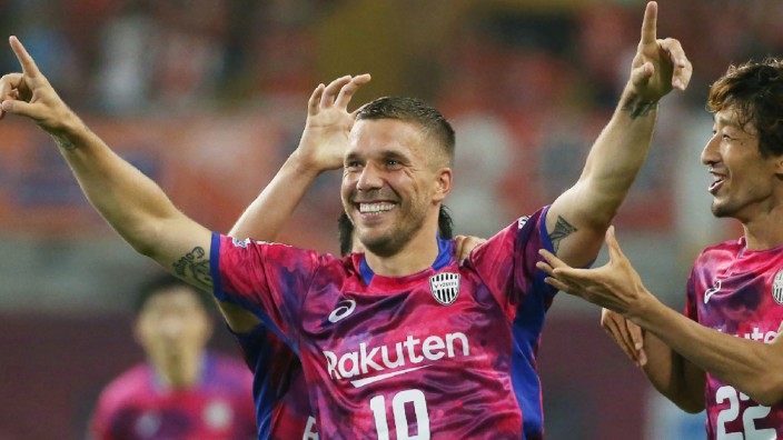 Fußball: Lukas Podolski feiert sein Debüt für Vissel Kobe. Dem deutschen Stürmer gelingen gleich zwei Treffer beim Einstand.
