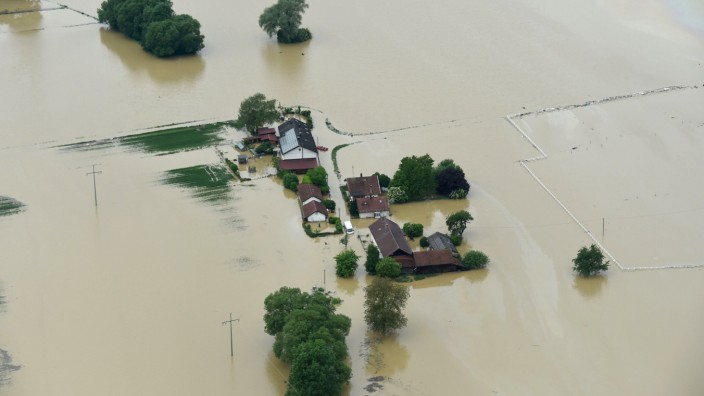 Überschwemmungen: Wer mit seinem Hab und Gut in den Fluten versinkt, braucht schnell Hilfe - und eine gute Versicherung. In Hochwassergebieten soll sie Pflicht werden.
