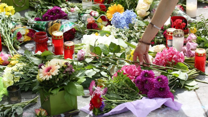 Nach Messerangriff in Hamburg - Blumen vor dem Supermarkt