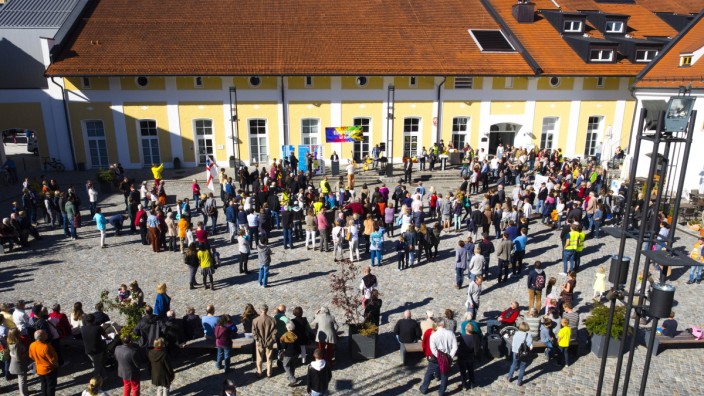 Prozess: Nach dem Überfall auf den Döner-Imbiss demonstrieren Hunderte Ebersberger im Klosterbauhof gegen Rassismus.