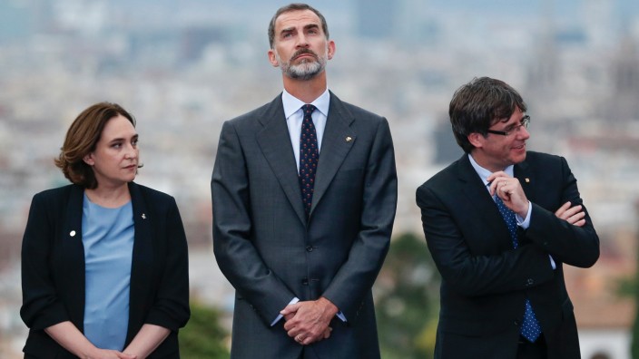 Streit um Unabhängigkeitsreferendum: Während der katalanische Regionalpräsident Carles Puigdemont (rechts) beim Olympia-Jubiläum gute Laune verbreitet, beschwört König Felipe VI. die "gemeinsamen Ziele" - gemeint ist die Einheit Spaniens (links: Barcelonas Bürgermeisterin Ada Colau).