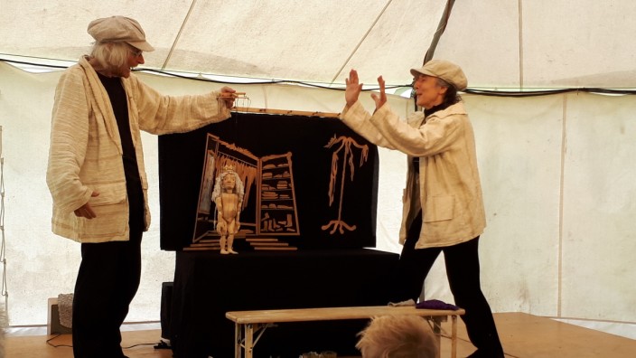 Ickinger Theatersommer: Ingmar Thilo (links) und Manuela Clarin spielten das Andersen-Märchen "Des Kaisers neue Kleider" mit ihren handgefertigten Puppen.