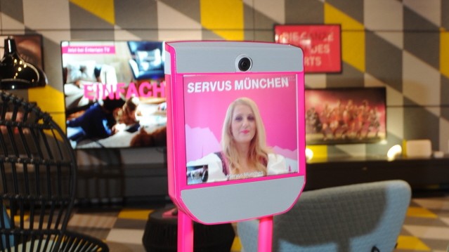 Marienplatz: Digitale Beraterin: Der Telekom-Laden soll dem Unternehmen als Vorbild für weitere Flagship-Stores in ganz Deutschland dienen.