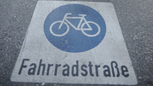 SZ-Serie "Rauf aufs Rad": Fahrradfahrer in eine der neuen Fahrradstraßen in der Veterinärstraße an der Uni.
