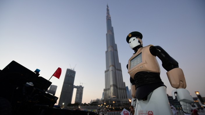 Leserdiskussion: Der weltweit erste Polizeiroboter überwacht Dubai. Die Maschine, etwa 1,70 Meter hoch und 100 Kilogramm schwer, trägt die gleiche Uniformfarbe und Mütze wie die menschlichen Beamten. Die Kamera-Augen können Gesichter und Gesichtsausdrücke sowie Körpersprache und Gesten erkennen.
