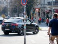 stefan zeitz de 01 04 2017 Berlin Deutschland GER Yorkstrasse Ecke Mehringdamm rote Ampel SUV