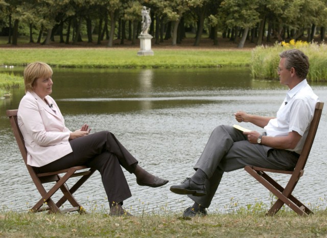 Angela Merkel und Peter Frey bei der Aufzeichnung des "ZDF-Sommerinterviews" in Berlin, 2003