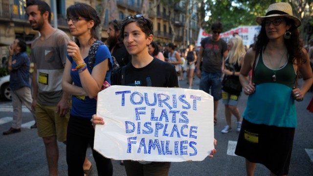 Spanien: "Touristenwohnungen verdängen Familien": Bewohner Barcelonas prangern eine zunehmende Touristifizierung der Stadt an.