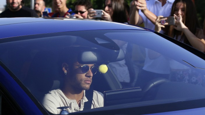 Wechsel im Fußball: Ein Weltklasse-Stürmer bei der Abreise: Neymar fährt vom Trainingsgelände des FC Barcelona.