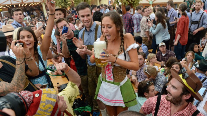 Typisch deutsch: Eine junge Frau nimmt im Münchner Festzelt eine Mass Bier entgegen.