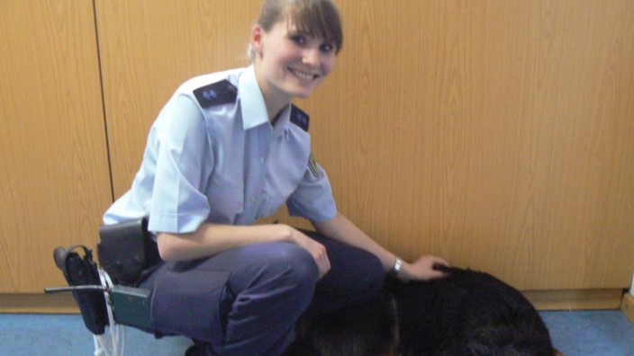 Unterhaching: Polizeimeisterin Katharina-Marie Weltrowski mit Hund Sissi auf der Wache der Bundespolizei.