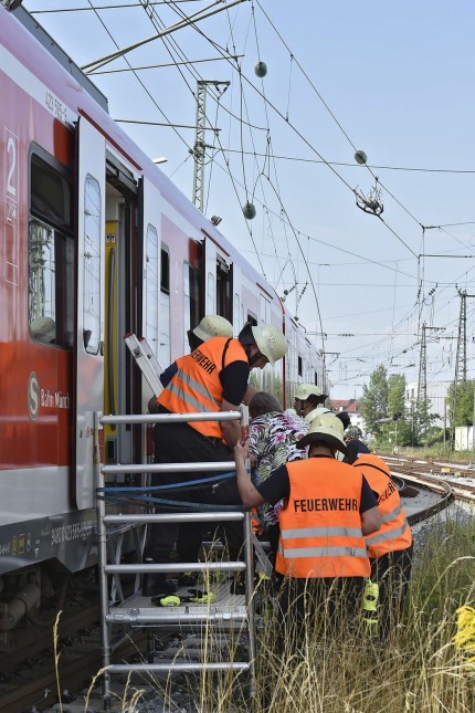 S-Bahn-Chaos: Aus der betroffenen Bahn befreit die Feuerwehr die Fahrgäste.