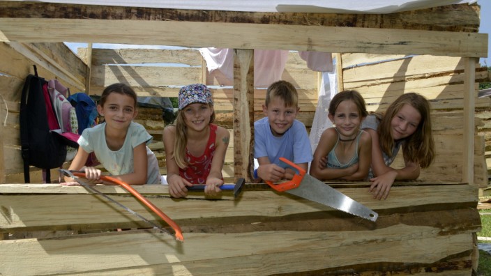 Sommerferien in Haar: Carla, Magdalena, Julius, Enie und Annalena (von links) sind stolz auf ihre selbstgebaute Hütte.