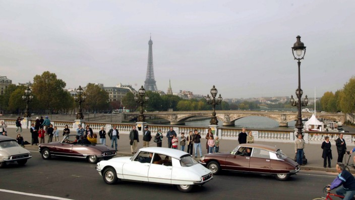 1600 Citroën DS paradieren in Paris