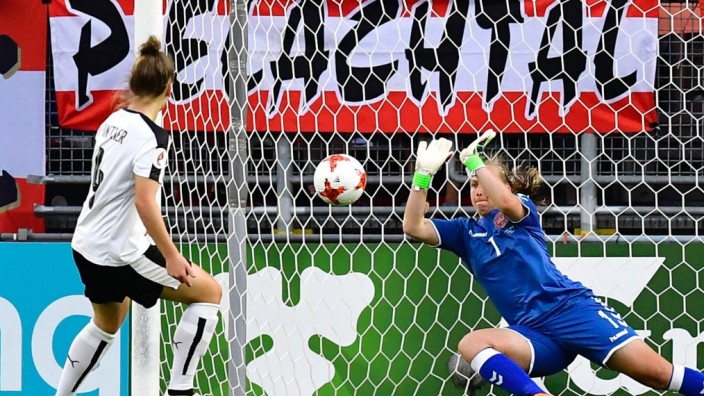 Frauenfußball-EM: Dänemarks Torhüterin Stina Lykke Petersen (r.) hält einen Elfmeter von Viktoria Pinther (l.).