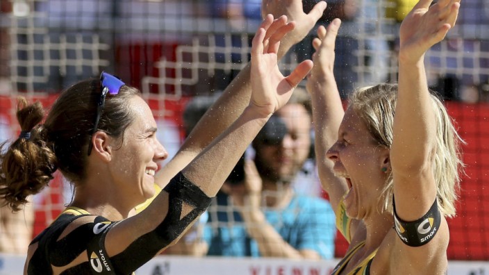 Beachvolleyball: Die Sammlung ist perfekt: Kira Walkenhorst (l.) und Laura Ludwig bejubeln ihren Sieg bei der WM. Das Duo hat im Beachvolleyball alles gewonnen.