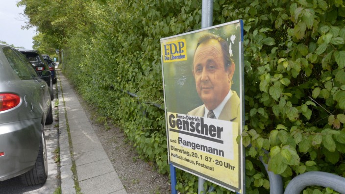 Ottobrunn: Begegnung am Straßenrand: Ein Plakat mit Hans-Dietrich Genscher steht in Ottobrunn.