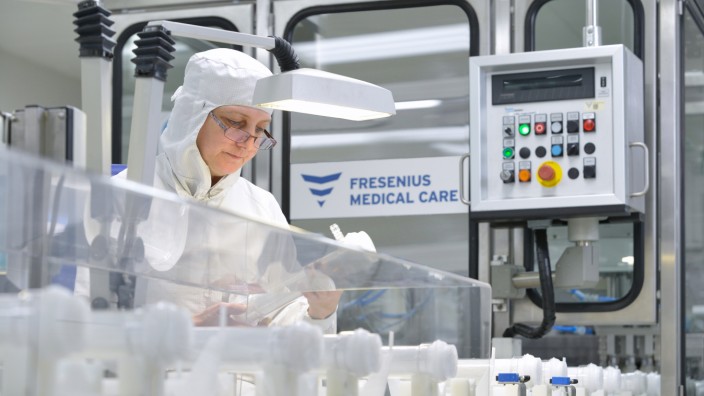 Gesundheit: Ein Mitarbeiter kontrolliert Dialysatoren im Werk St. Wendel von Fresenius Medical Care. Diese sind das zentrale Bauteil in Geräten zur Blutwäsche.