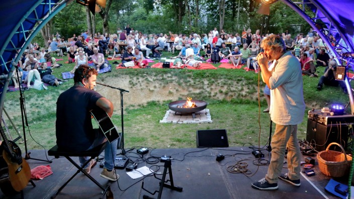 Singer/Songwritertreffen: Ein lauer Sommerabend, gute Musik, 300 Besucher und eine Feuerschale, beim Bonfire-Festival am Schafhof herrschte eine ganz besondere Atmosphäre.